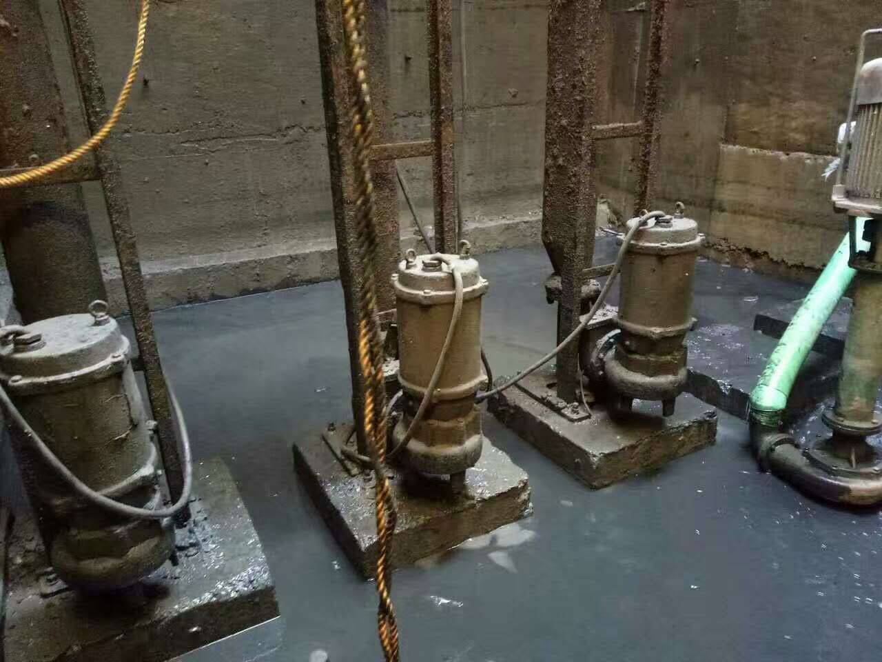 牙叉镇污水池清理